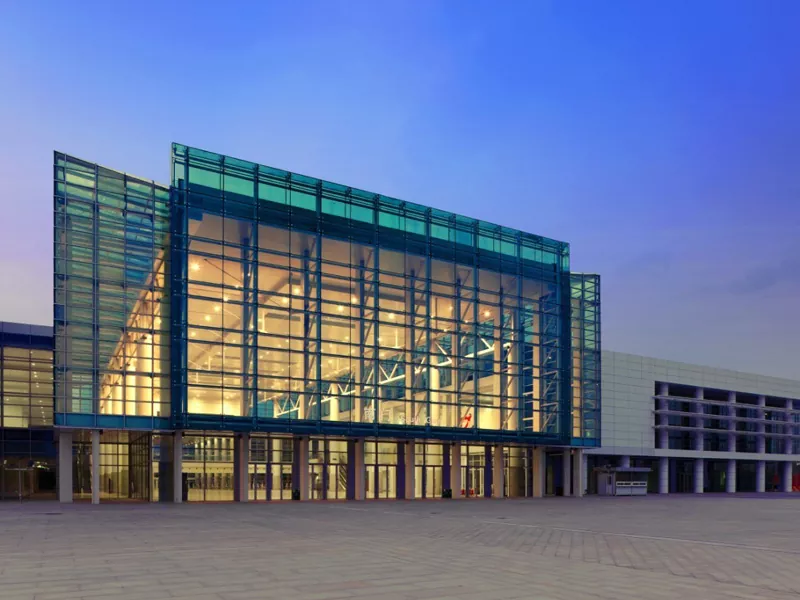 Svijetli čelični okvir montaža metalna zgrada čelična konstrukcija konferencijska sala
